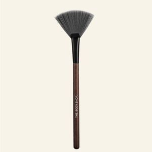 NWT The Body Shop Fan Brush